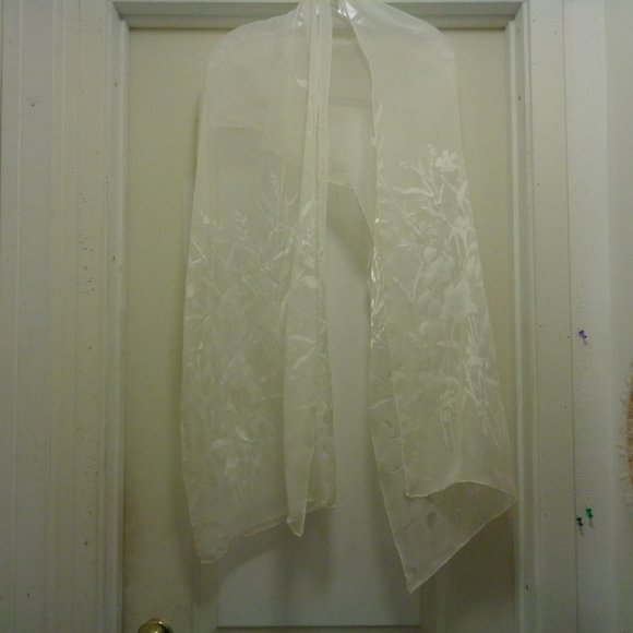 WHITE LOTUS STYLE WEDDING VINT QUIET LUXURY LONG SILKY WHITE FLORALSVE…